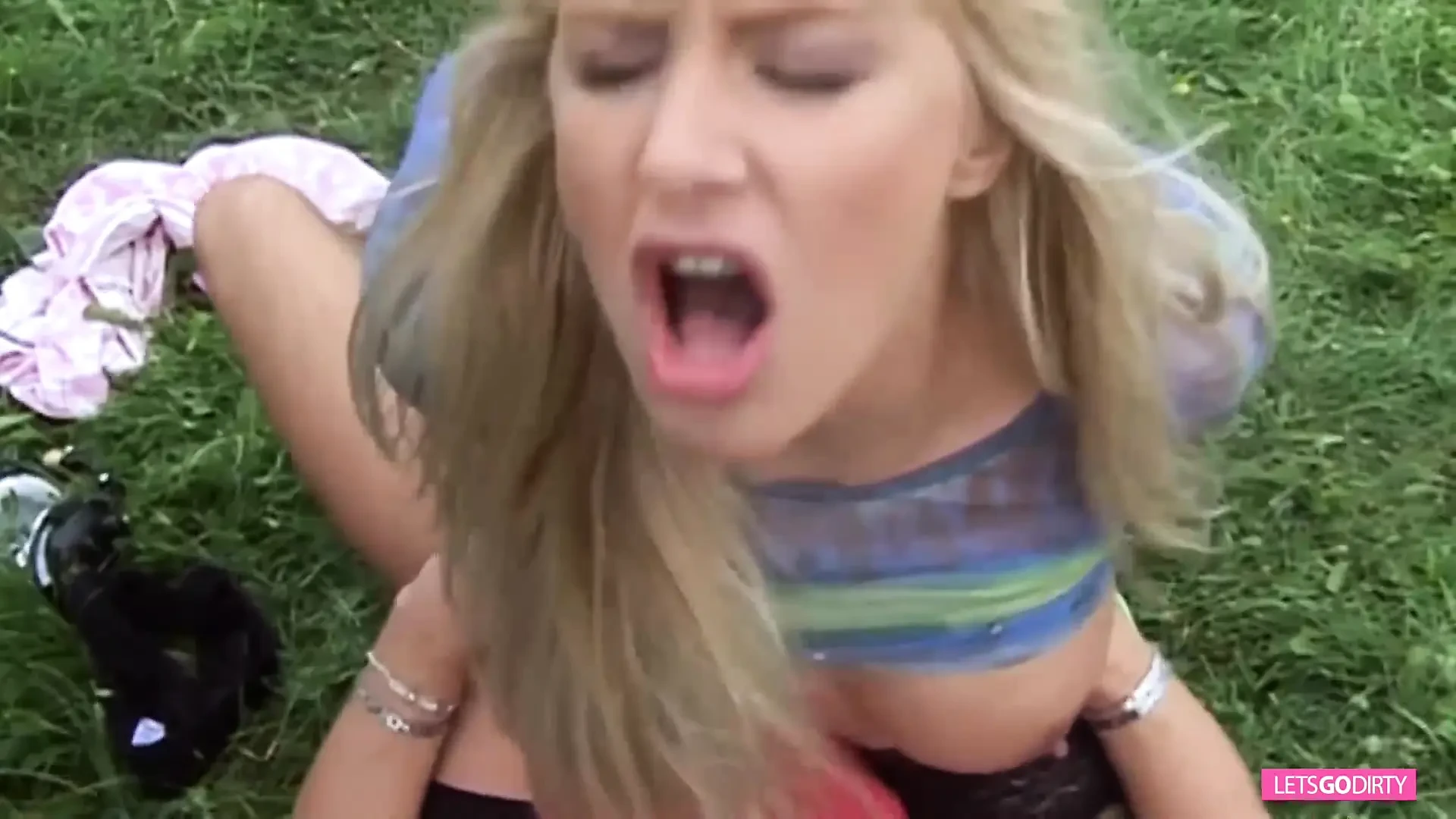 Outdoor sex with babe in stockings